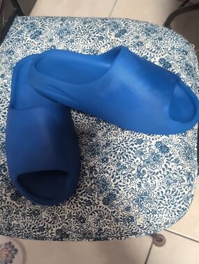Yeezy Sllides Cobalt Blue/Women 10 Foam Slides 💙